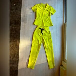 Bright NWOT FIGS Serving Lime Scrub Set S